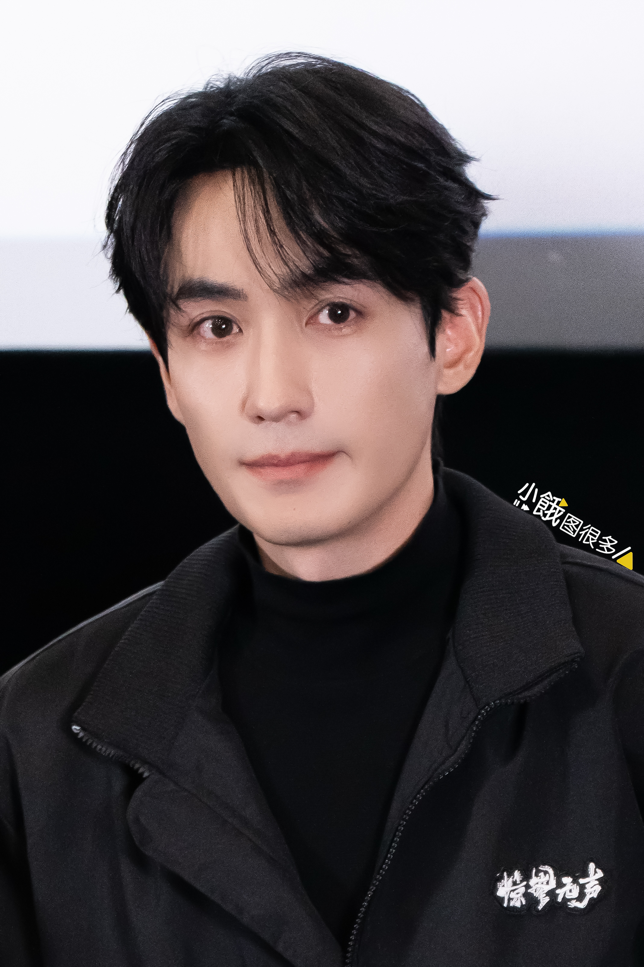 惊蛰无声票房破13亿 补一组《惊蛰无声》首映礼朱一龙高清图集6p，朱老师的眼睛盯