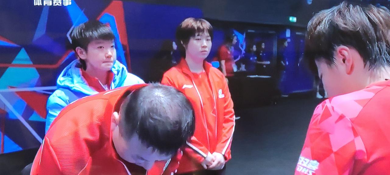 莎莎笃定国乒女团能够轻取罗马尼亚队，为中国女队先拨头筹后，看了一会儿蒯曼和对手的