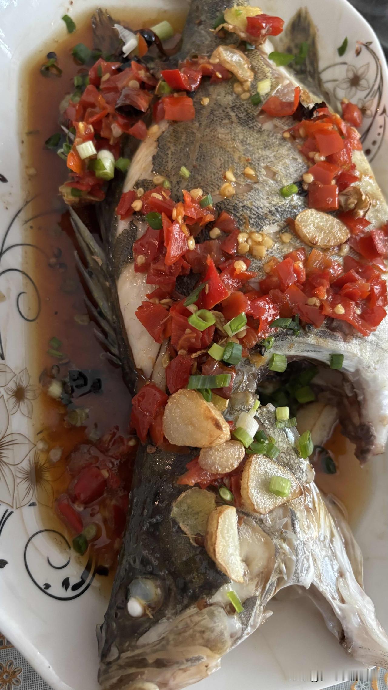 清蒸桂鱼、鱼头豆腐汤、辣椒炒茄子、糖藕、油爆虾、枇杷、烤红薯、西梅、番茄蛋汤。