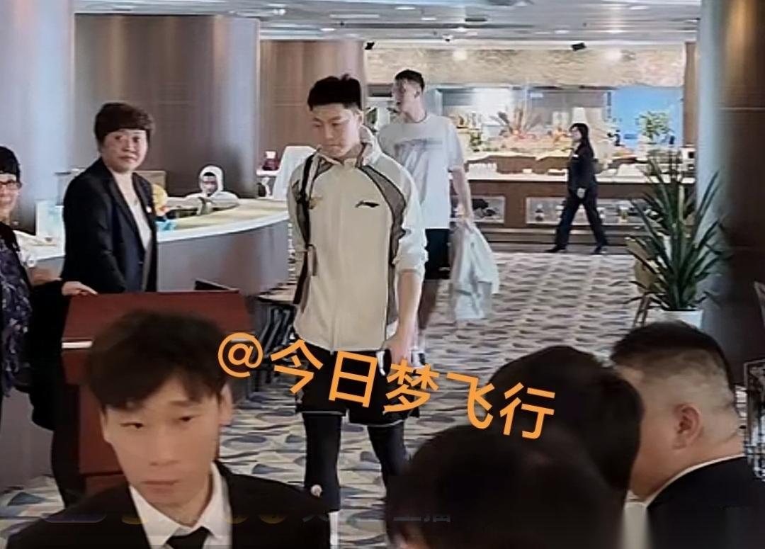 广东队下训回到酒店，工作人员禁止球迷与球员接触，自己却轮着和杰师傅挨个合影。刚才
