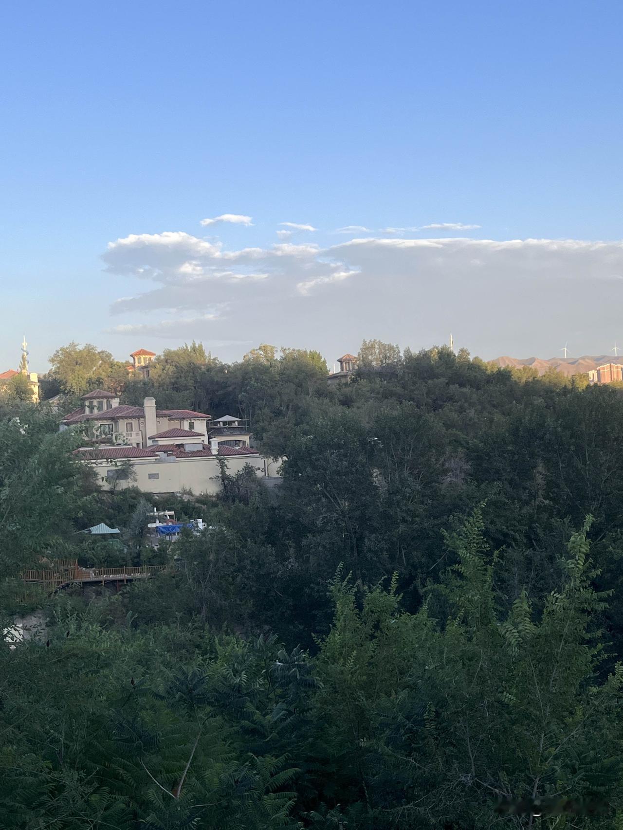 打开一扇门，走出去，看看精彩的世界，不要让生活变得无趣，一直停留在老地方，多去尝