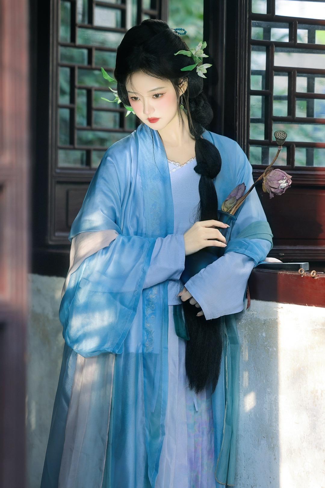 大概是宋词里的“和羞走，倚门回首，却把...却把青梅嗅 摄/后：我