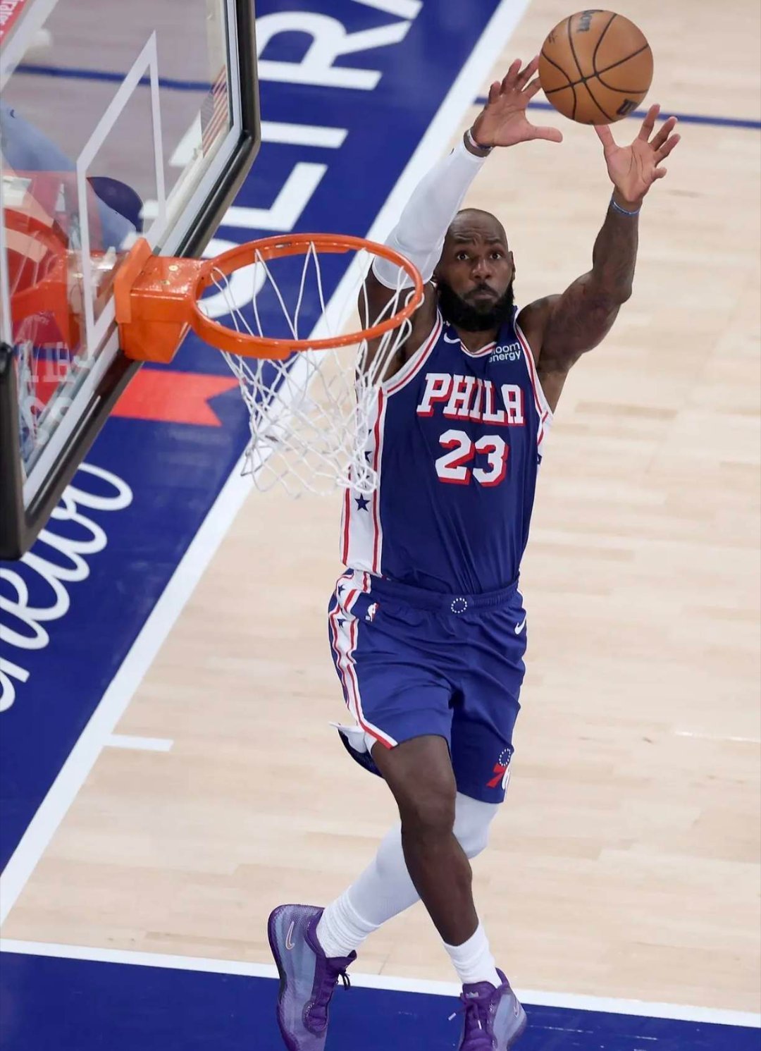 NBA[超话] 勒布朗詹姆斯76人首秀告捷，76人106:100拿下卫冕冠军尼克