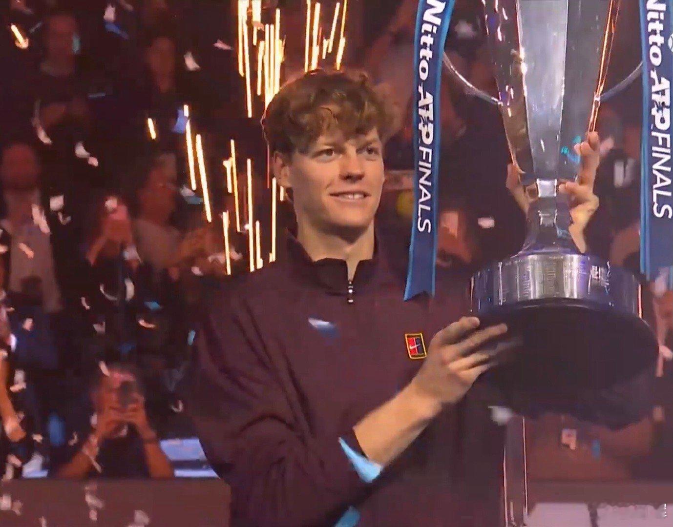 艾卡仍世界第一，Jannik在胜出梦幻般的年终赛！🎾🎾🎾⭐️✨⚡️🎉🎾