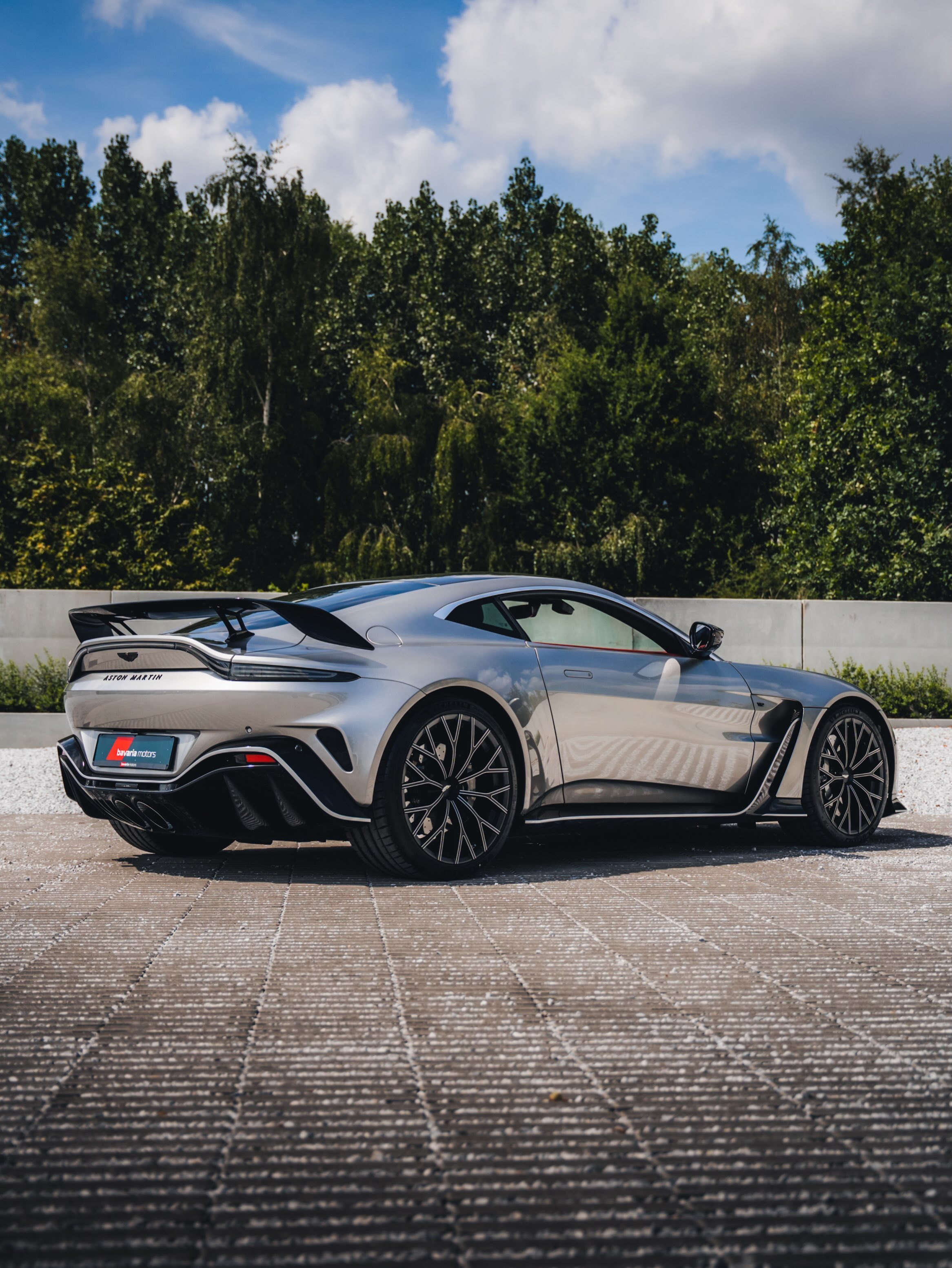 阿斯顿·马丁 V12 Vantage
