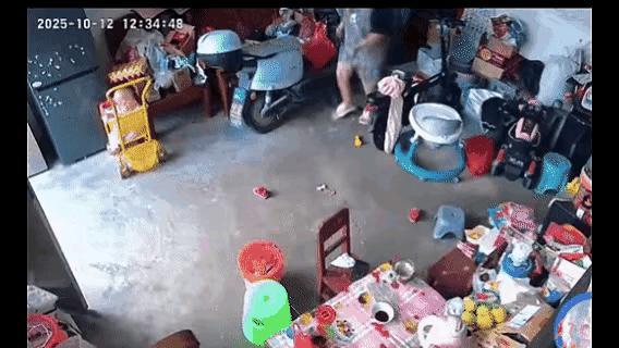 监控拍下扎心一幕！宝妈听见婴儿哭，冲出来的动作让全网怒了
 
几个月大的宝宝躺在