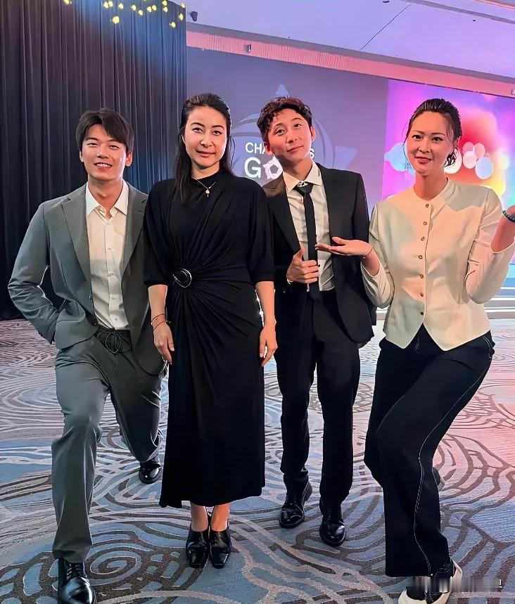 暖心的动作，不仅摆姿优美活泼，合照灵动炫美，更让人看到隐藏的修养。惠若琪的弯膝，