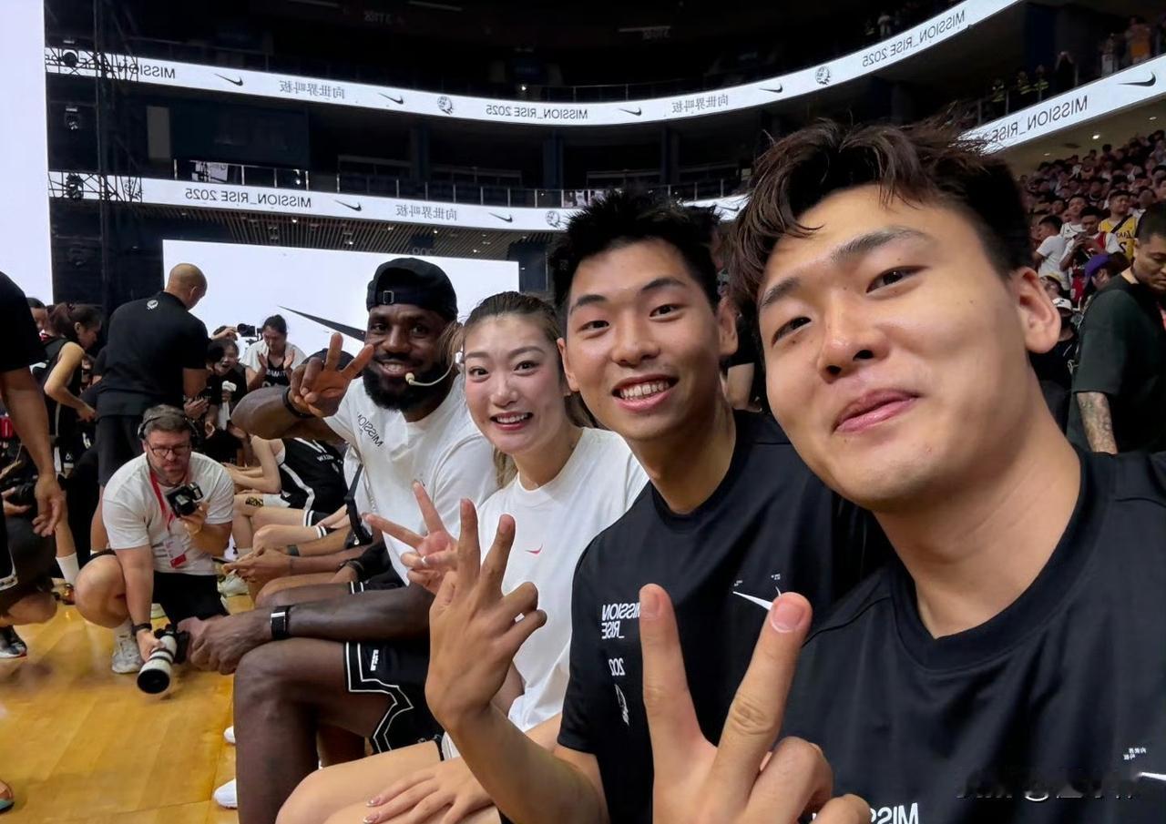 哈哈，老詹还是非常配合的，赵睿自拍合影比出剪刀手，崔永熙和李梦也是剪刀手，最后的