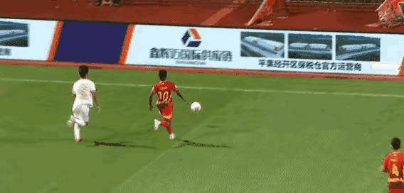 明明是个玻璃人，没脑子不适合踢足球的广西外援阿萨莫阿受点伤，凭什么把自己的球员骂