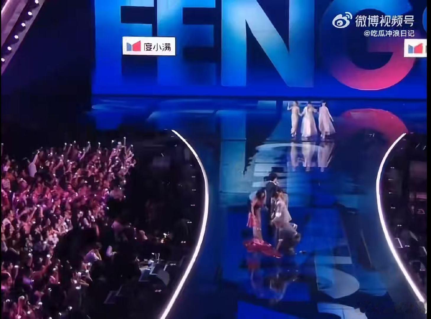 黄灿灿小心翼翼地踩到了谢娜的裙子 黄灿灿今天也小心翼翼地闯祸了黄灿灿小心翼翼却频