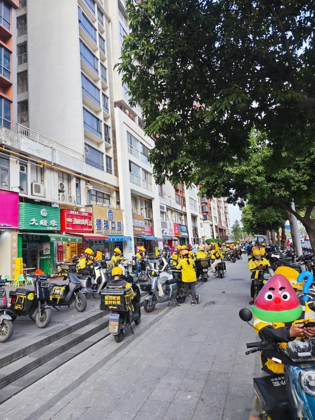 你们觉得送外卖丢人吗职业没有高低贵贱，靠辛苦跑腿踏实赚钱一点不丢人。凭双手自食其