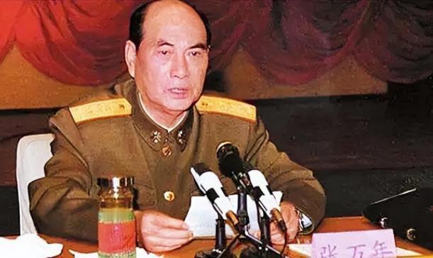 1998年，张万年出访美国，当他刚踏进美国宁堡陆军基地，一个美军司令突然跳了出来