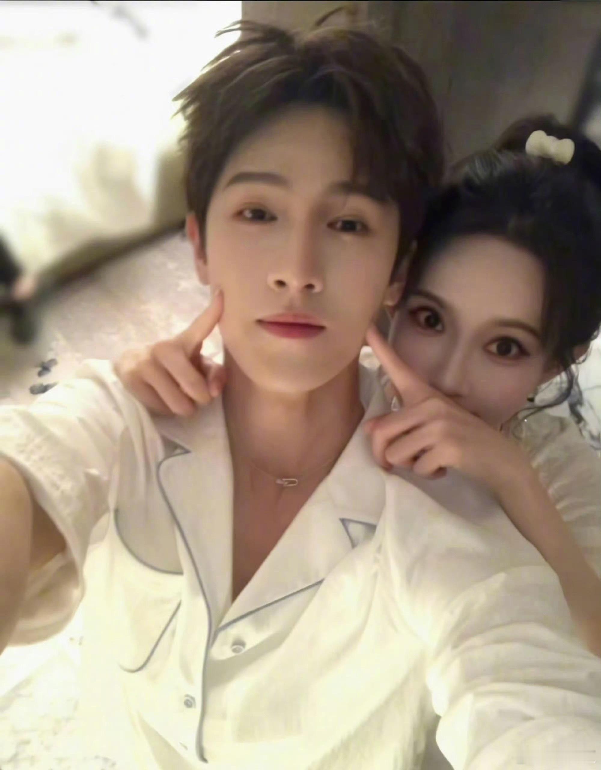 昀牵孟绕孟子义李昀锐白天避嫌晚上营业来看孟子义和李昀锐这组自拍！两个人贴得很近，