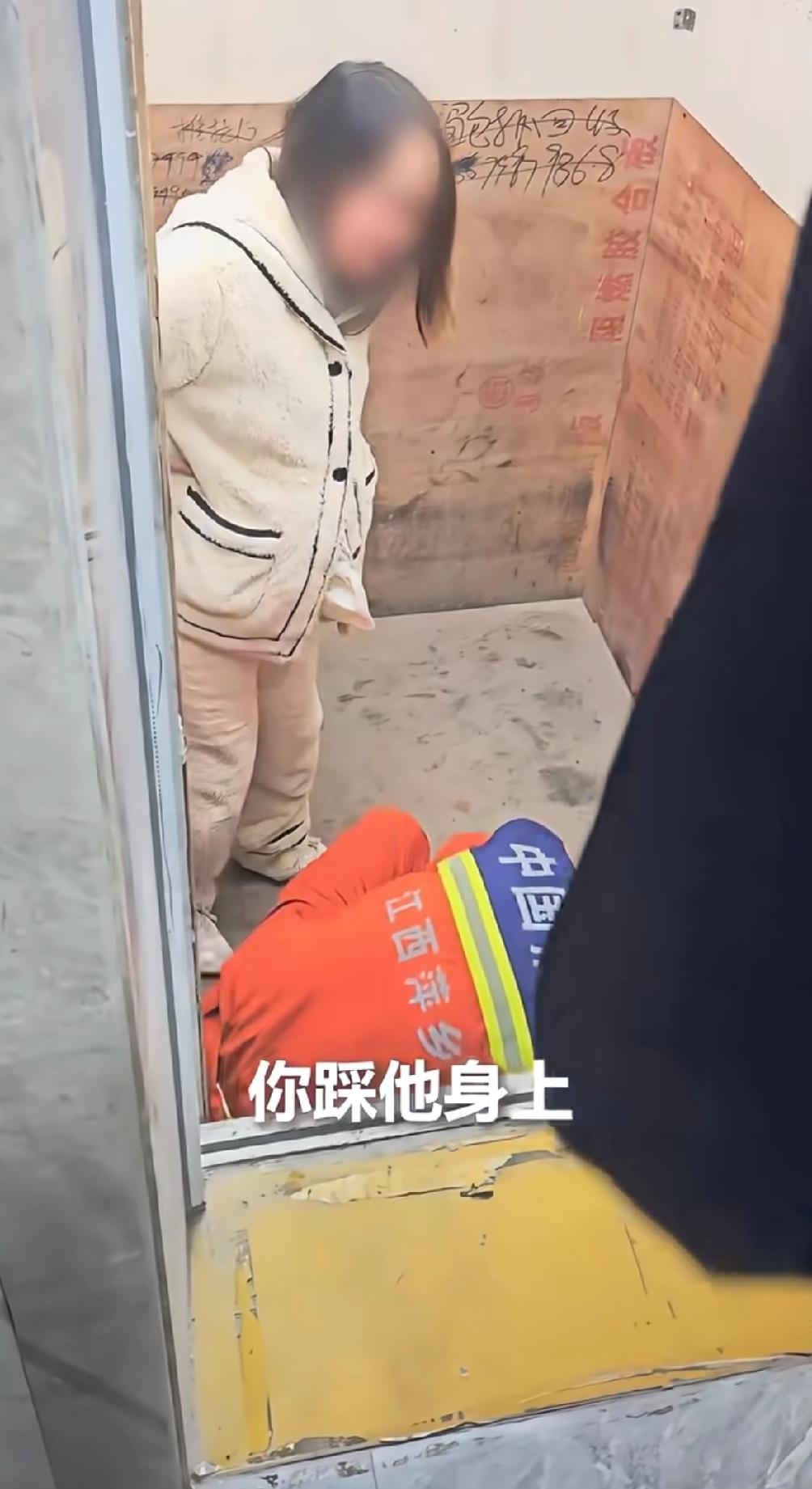 上人民日报了！
江西萍乡，女子被困电梯，
消防员想拉她上来。女子说了一句“我是