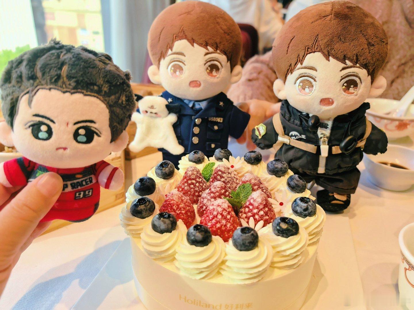 黄景瑜1130生日快乐 生日快乐了，替你吃了。