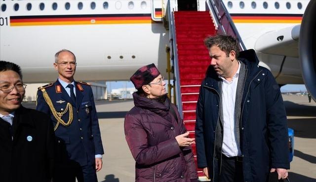 德国媒体报道说，财政部长兼副总理克林拜尔喊话中国说：“我们需要对话”，的确，他冒