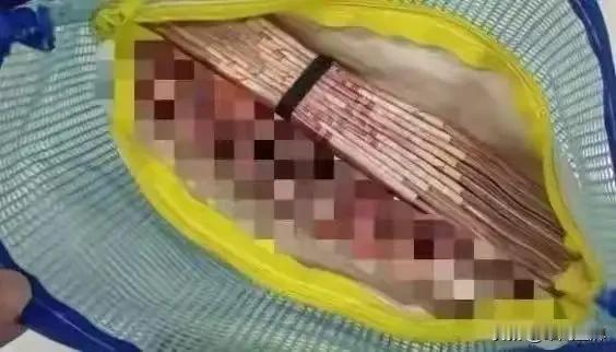 杭州街头，一个刚满17岁的姑娘在公厕里捡到了两万块现金，那一刻周围空无一人，连个