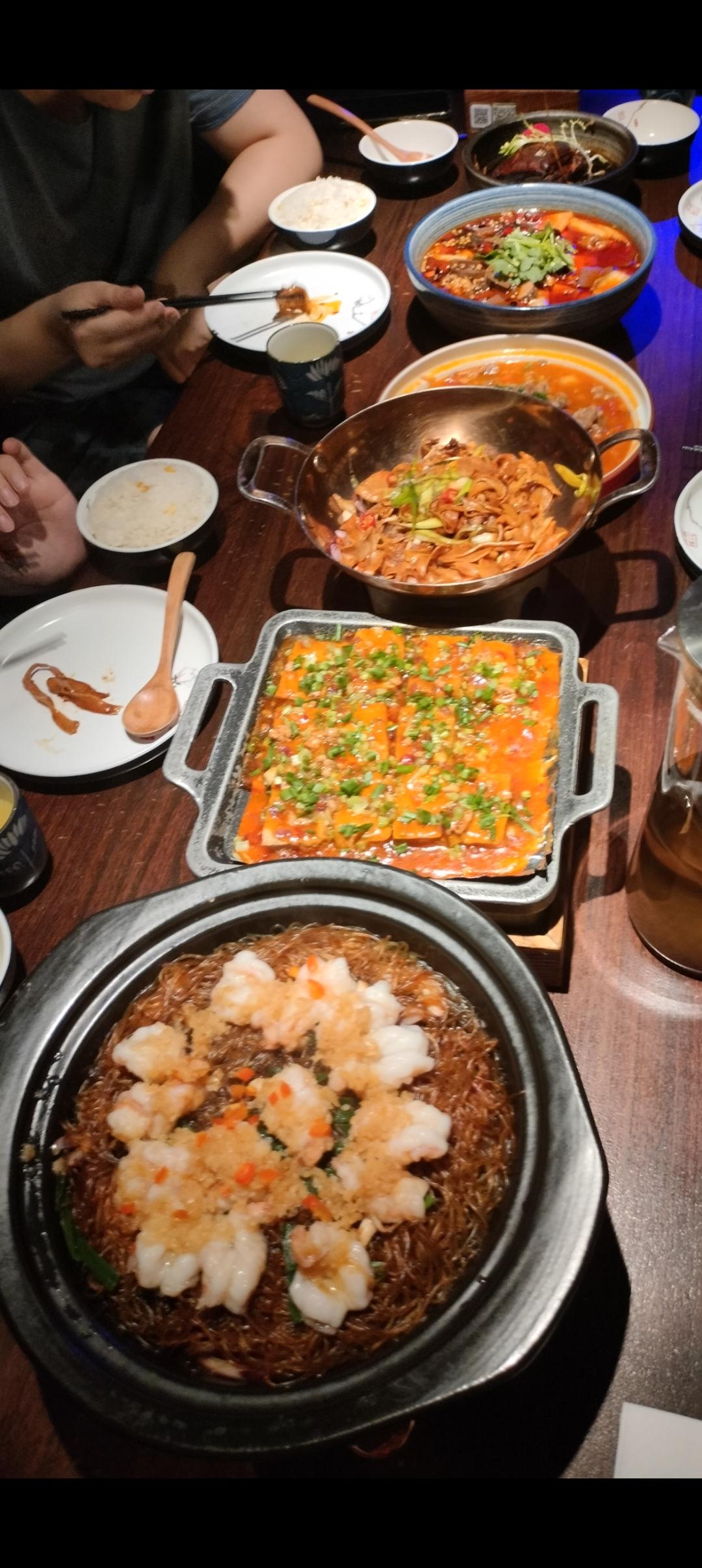 一家人经常去永旺这家店吃饭，这家的菜，也称得是色香味俱全。
但是这道蒜蓉粉丝虾仁