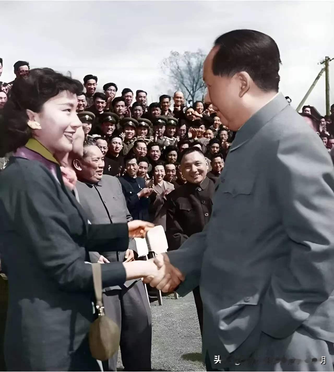 中南海1957：毛主席与香港影星夏梦亲切握手

【纪念毛主席逝世50周年专题图文