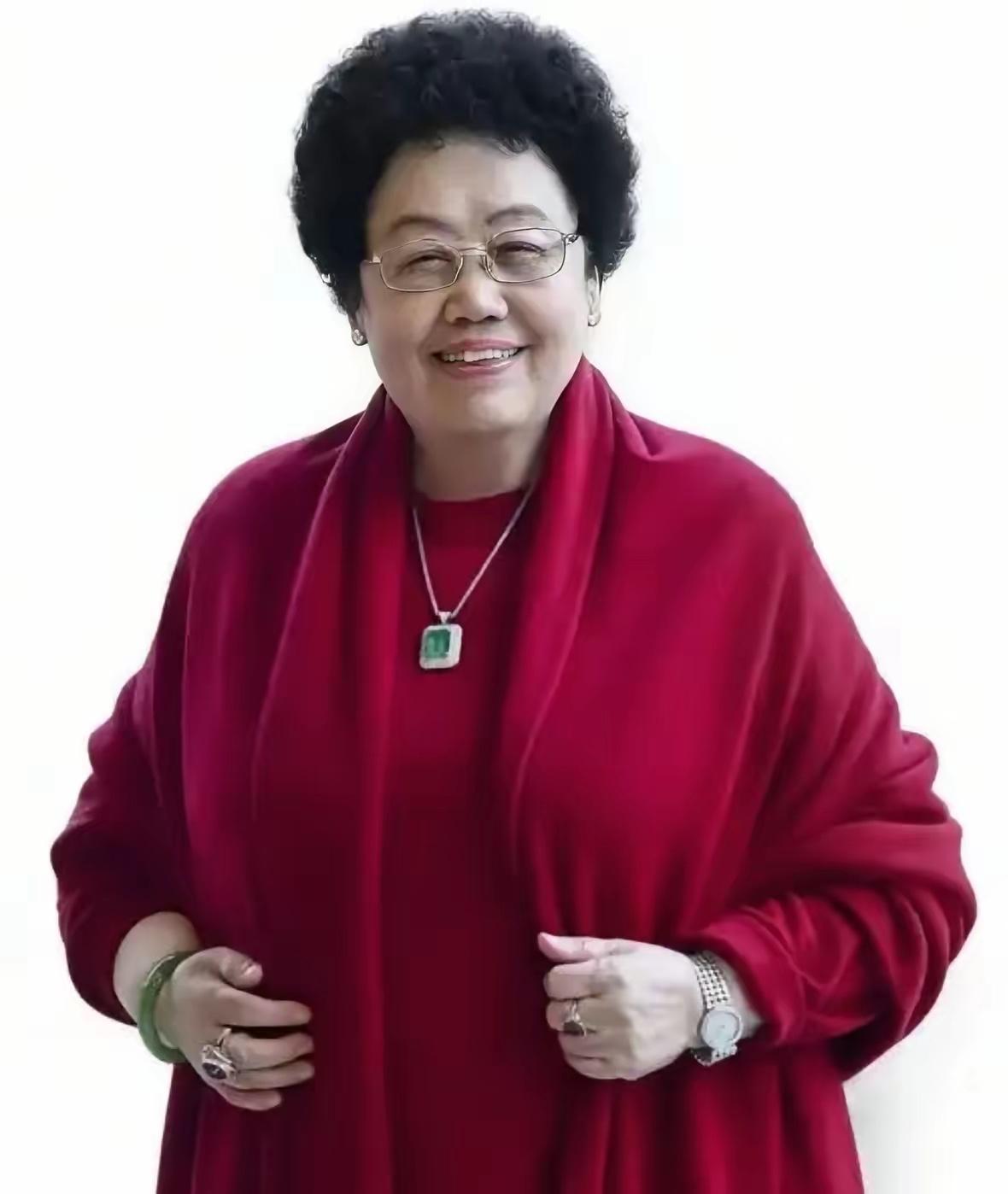 身价千亿又怎样？85岁的陈丽华，终究没扛过病魔，撒手人寰了。

她不是死于贫穷，