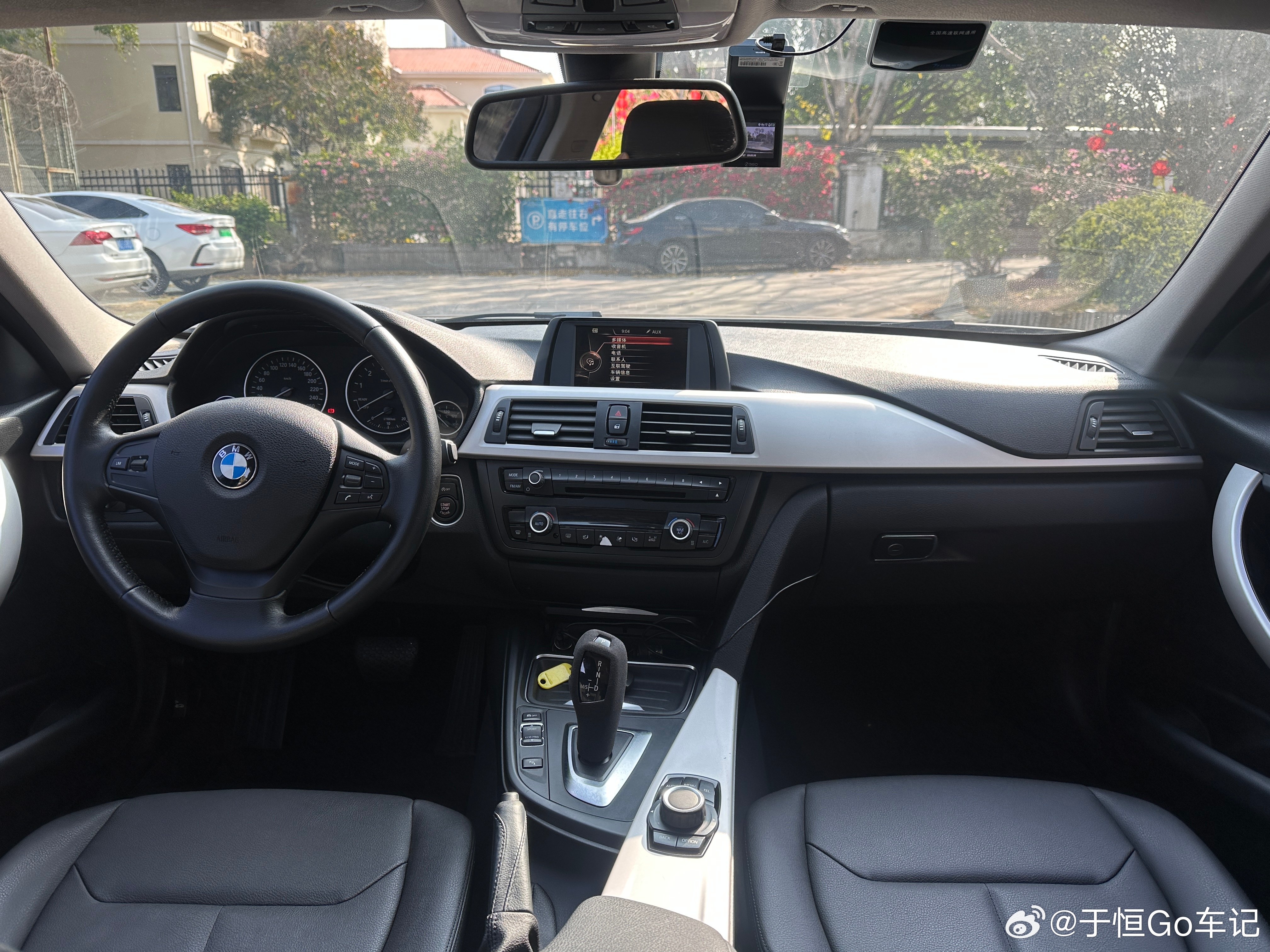 明天有个很客气的帅哥要来看这台15年上牌一手16万公里的宝马320Li时尚版我最