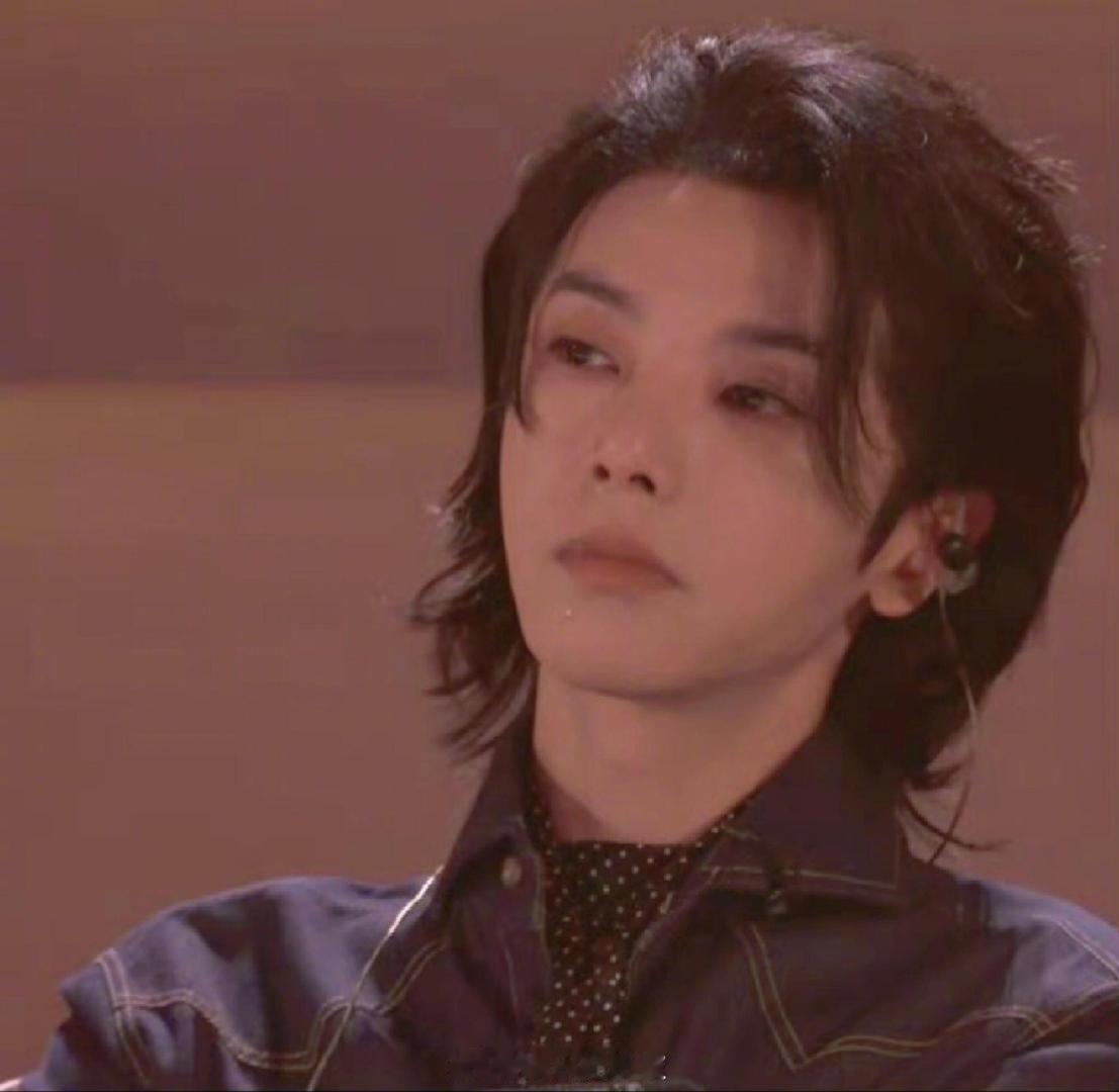 华晨宇听唱给妈妈的歌落泪花花这共情能力绝了！听到送给妈妈的歌就忍不住落泪，真的好