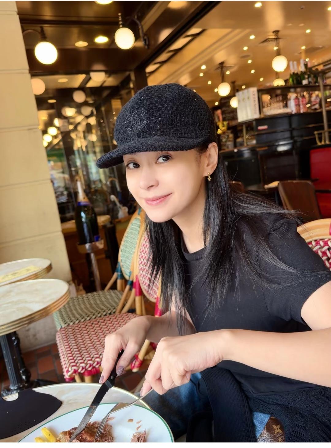 阿娇，人漂亮，戴什么样的帽子都好看。