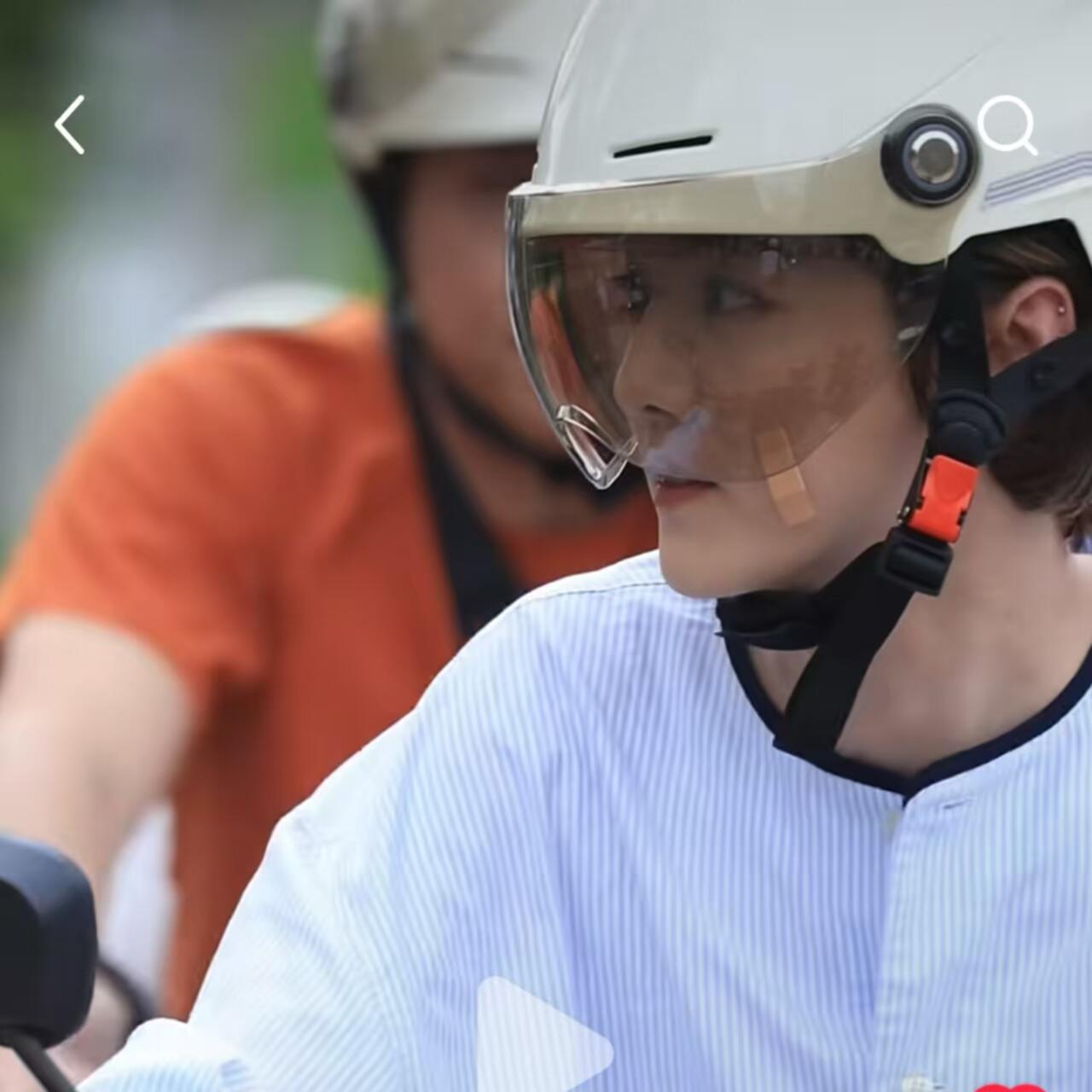 鹿晗鹿晗脸上贴了创可贴 鹿晗的脸怎么了哥哥的脸怎么了？怎么贴了创可贴？生日快乐，