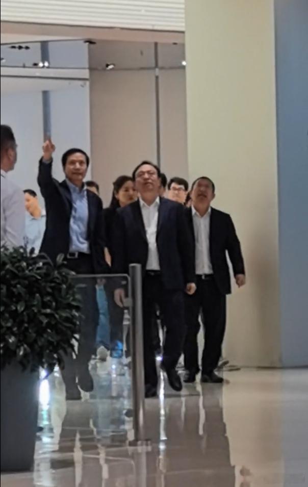 一位是欠车王，一位是卖车王，这是有新合作嘛[666]雷军陪王传福参观小米汽车工厂