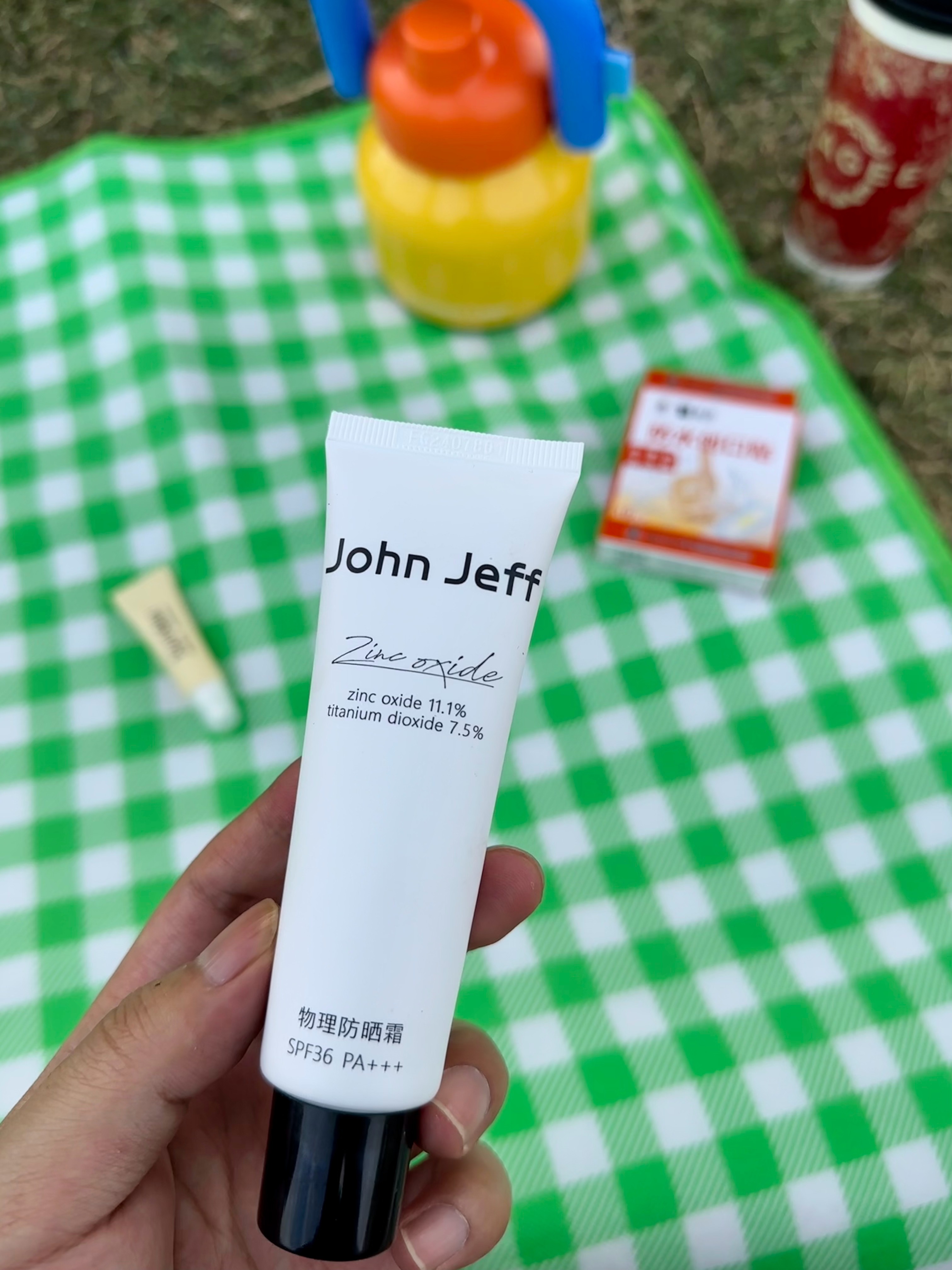 出来玩必带防晒啊！拿弟弟的手给你们做对比图4是使用后 毛孔明显更加细腻素颜霜+防