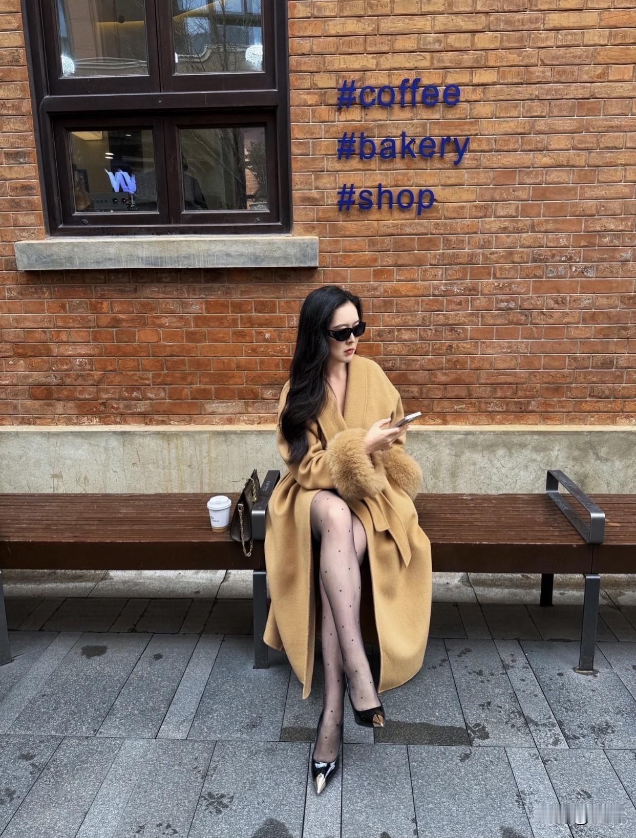 但不穿高跟鞋也有很多显腿长的办法。把衬衣下摆扎进裤子里，拉长腿部线条；系对腰带，