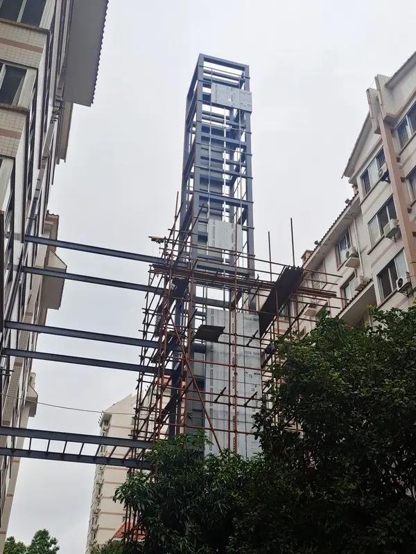 老旧小区加装电梯这事，真是几家欢喜几家愁。从大势看，它成了城市更新常规操作，政策