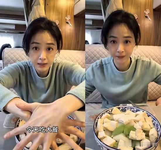 蒋欣真的是瘦了，看起来状态越来越好，以前看她吃不饱，都是绿色菜，还挺委屈，如今蒋