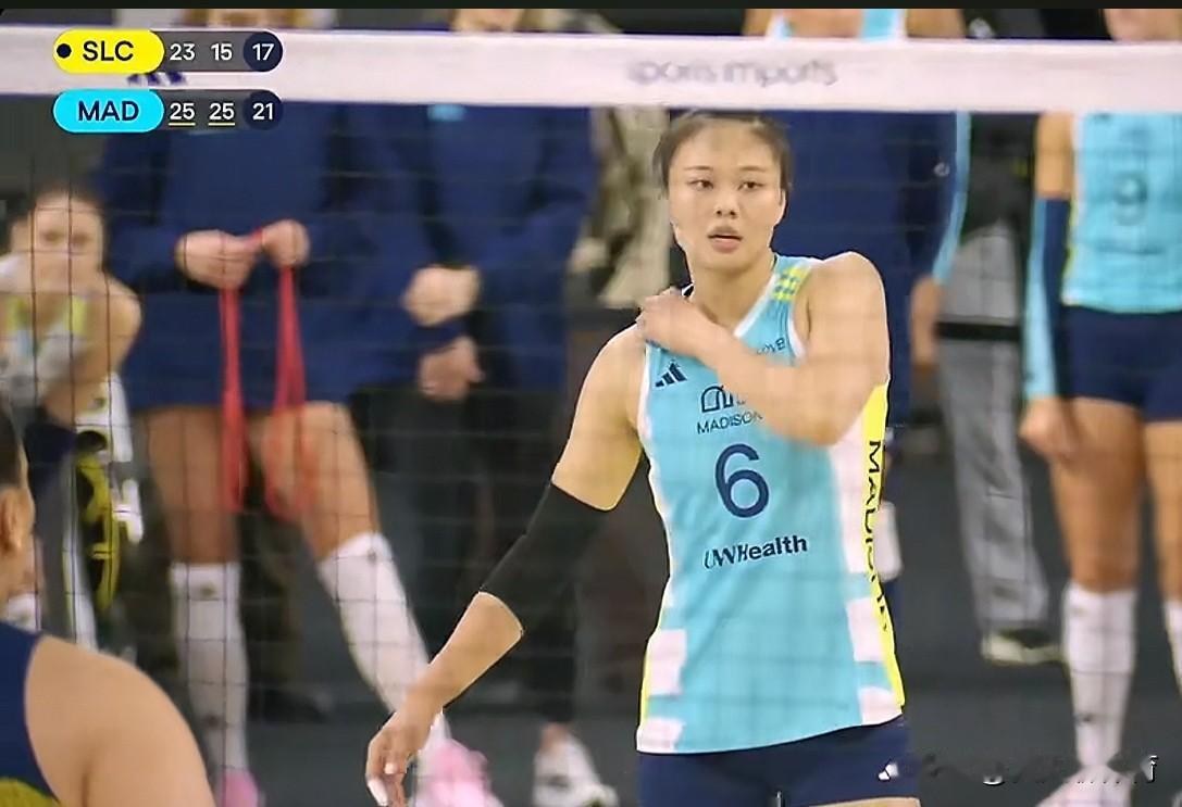 龚翔宇美国女排联赛首秀，就拿下全场最高分，单场MVP！22扣12中1拦2发，接了