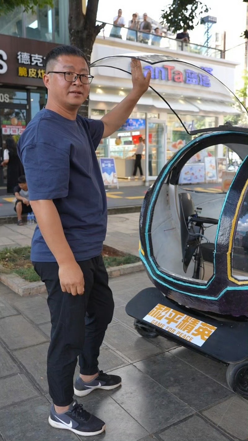 吃鸡玩家手搓波波车遛街从游戏屏幕到现实街头，手搓波波车遛街也太酷了！感觉下一秒就