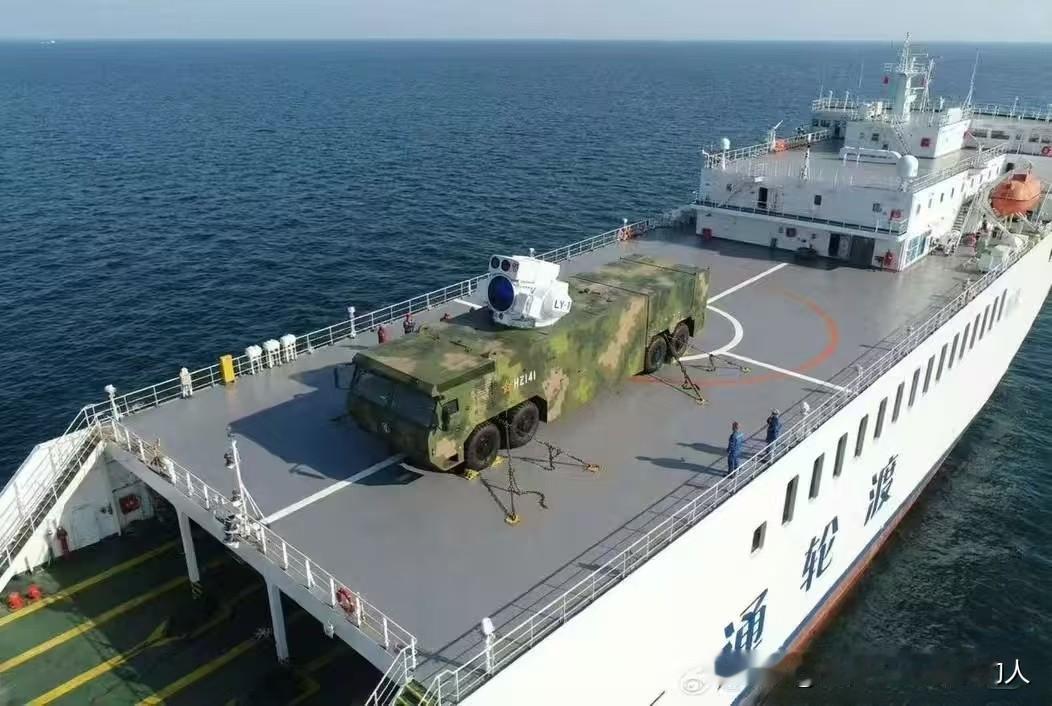 滚装船上的LY-1型激光防空战车！
陆战高端激光防空武器，整车搬上了民用滚装船，