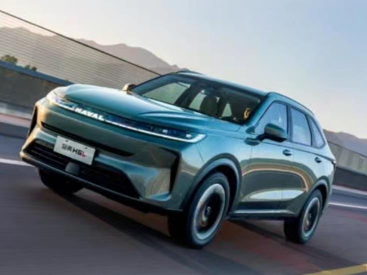 哈弗H6L今日上市，新车采用闭合式前脸和贯穿式大灯，下包围X型设计，两侧配备通风