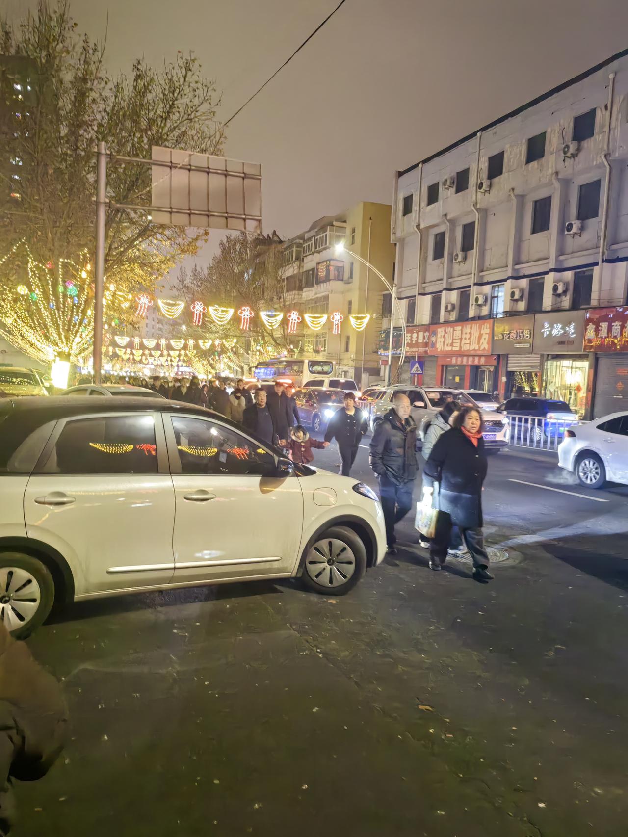 新年爱好打卡不知道的还以为是举城迁徙呢，全市人民一起出动，为的是正月十六曳百病。