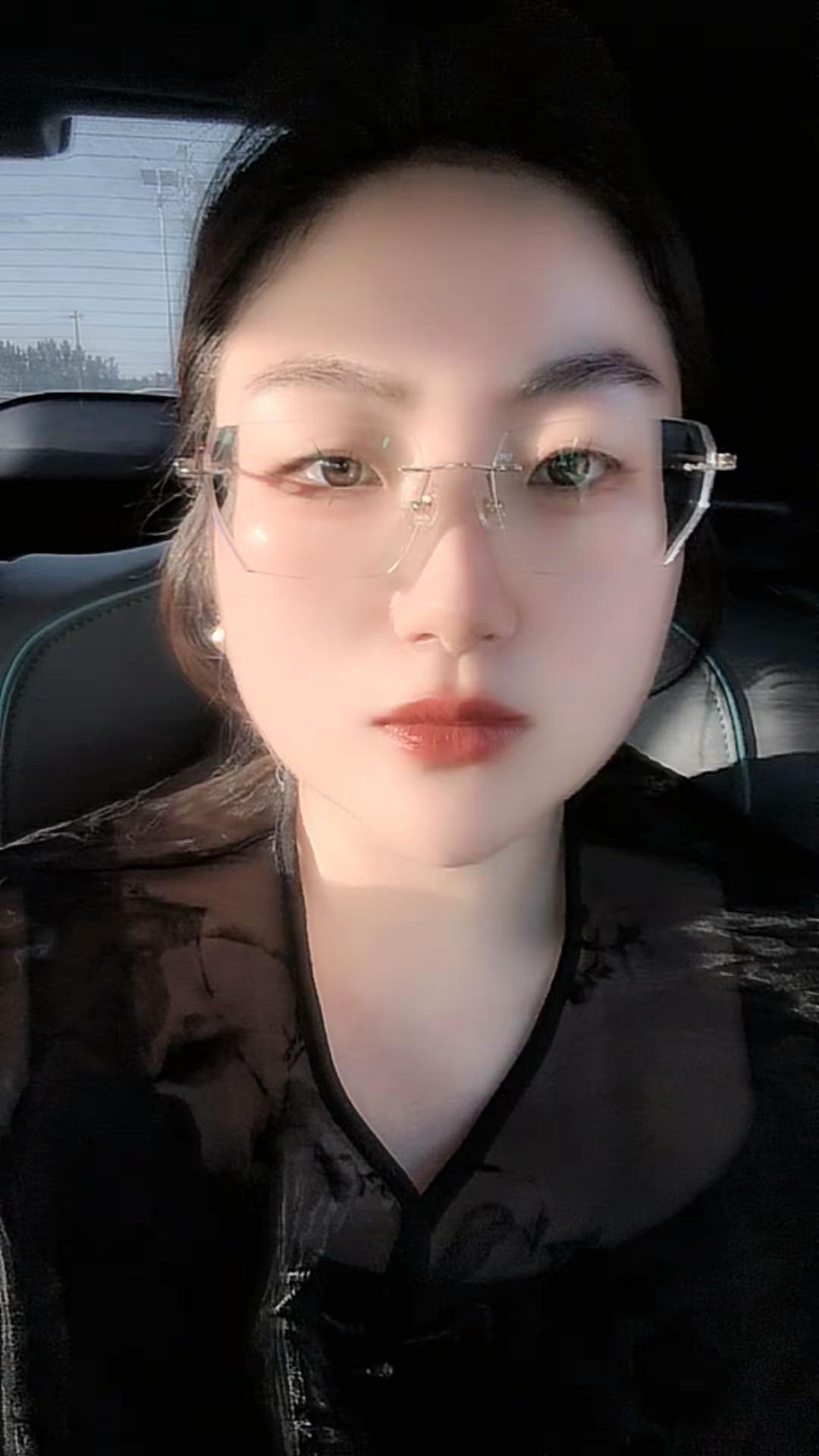 我始终认为人对重要的东西，是不会随意对待的，所以绝大多数时候，你所感受到的冷淡、