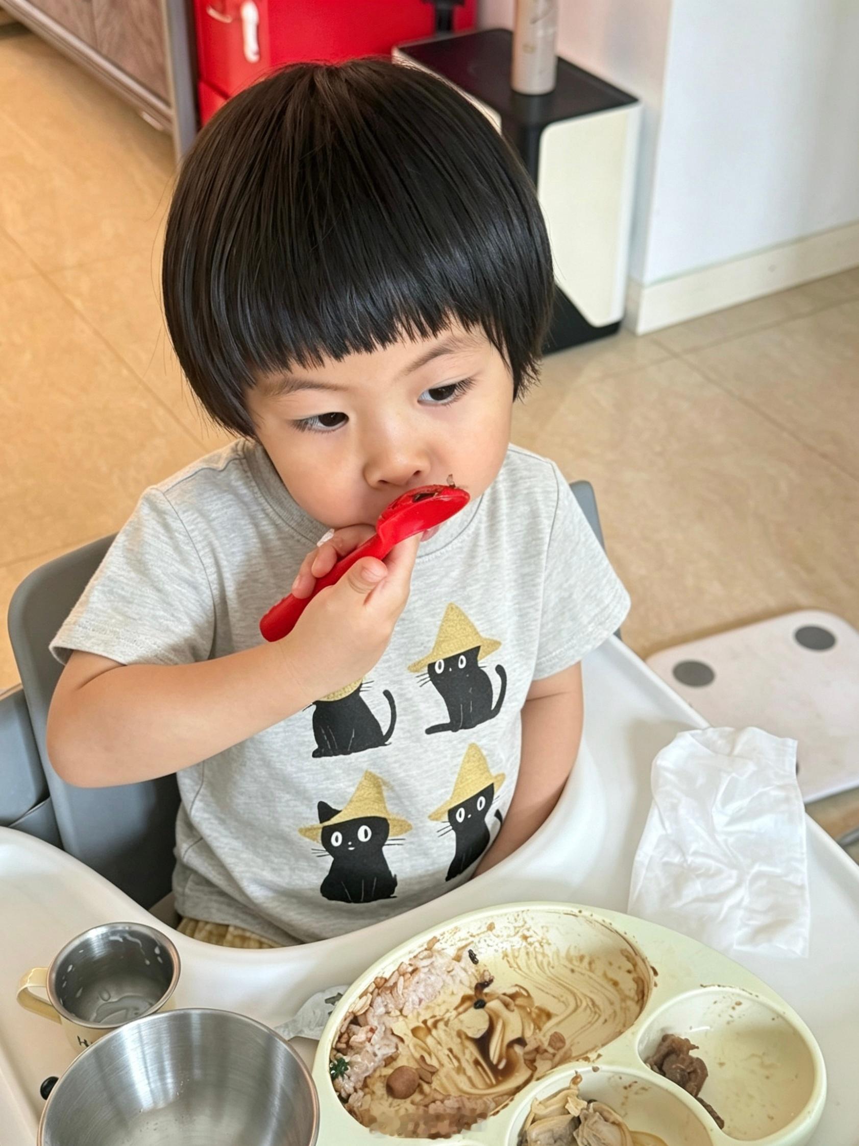 大家猜猜这黑乎乎的酱是啥，球宝就着这玩意儿吃了一整晚饭菜。小提示：不是巧克力 