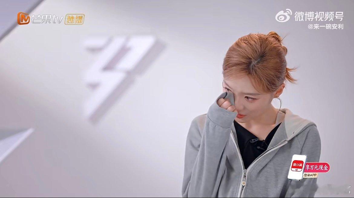 张月失误自责落泪 张月第一次尝试这类温柔情歌难免紧张，失误落泪不是脆弱，是对舞台