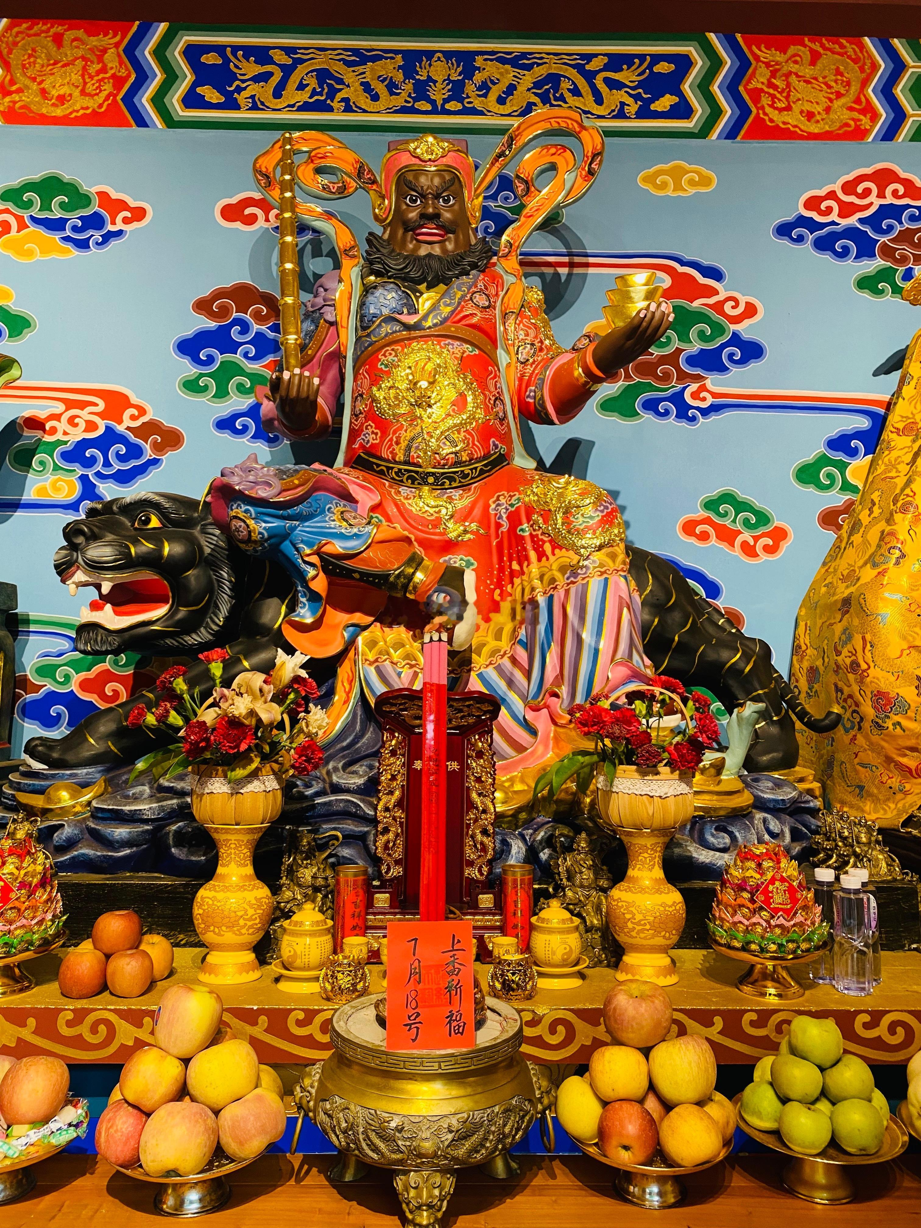 今日吉上吉，诚心点赞的你必受财神青睐，7月18号师父在财神殿为众粉加持财运[作揖