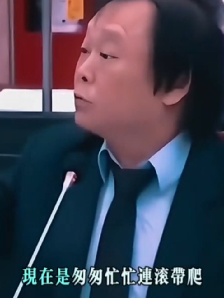 郑智化 深圳机场这位老师是不是最近听多了“王世坚名场面”啊？明明是有人掺扶上飞机