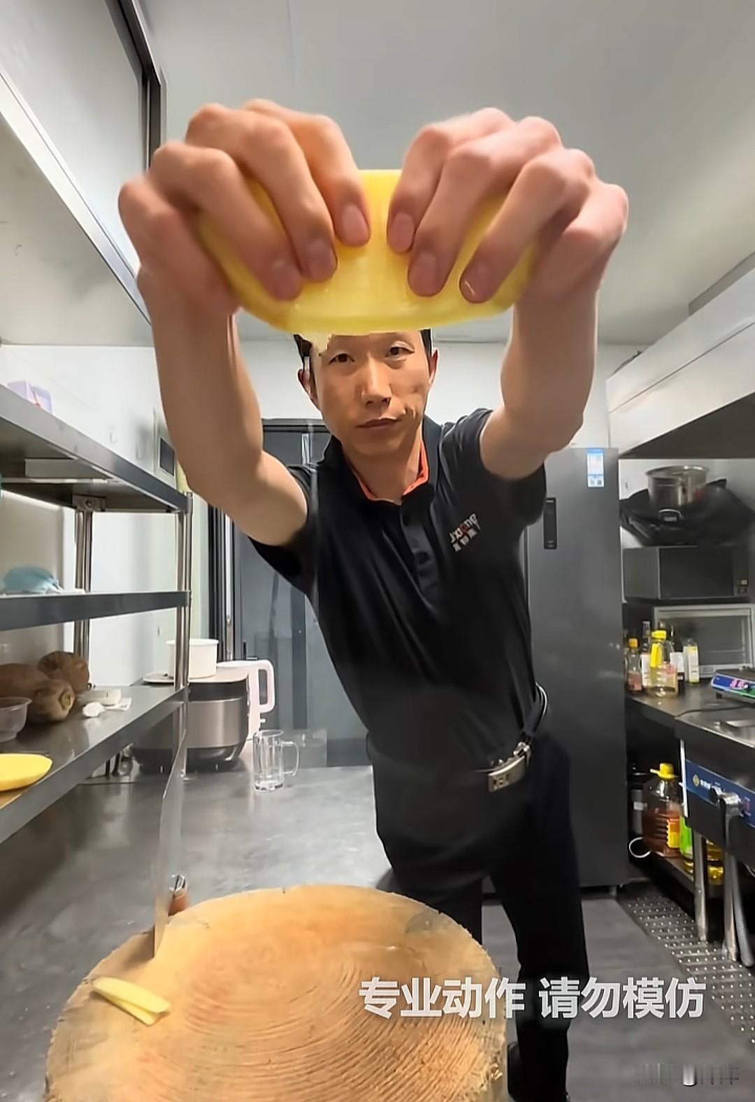 余师傅自述.干了十七年的厨师，这个蓑衣土豆用的是蓑衣刀法，这个一共学了两年时间，