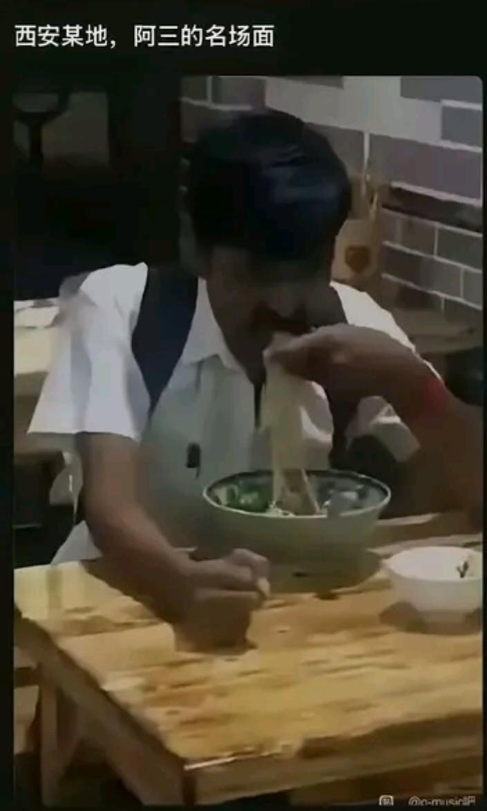 印度游客，在我国某餐馆吃面。
店主也是热情好客，把一盆刚做好的面端到印度人桌前。