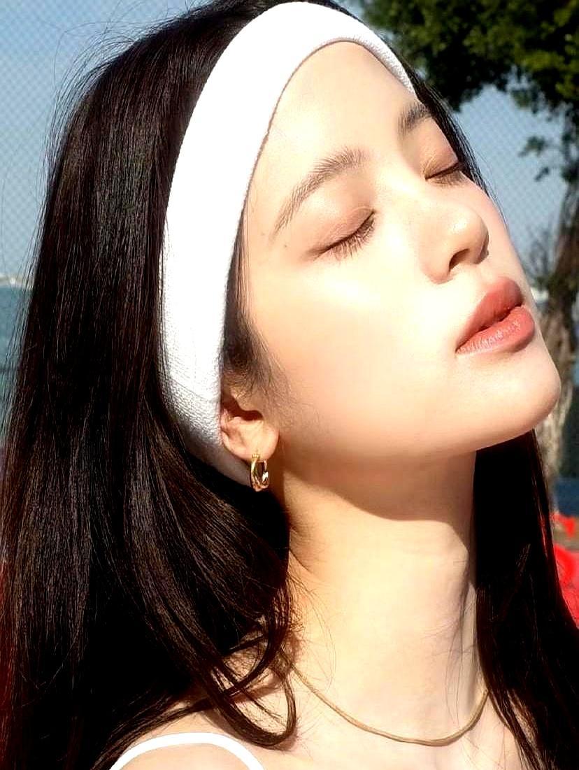 43岁的不怕冷，25岁的起了一身鸡皮疙瘩。
 
张钧甯裹紧红色披肩站定，微微颔首