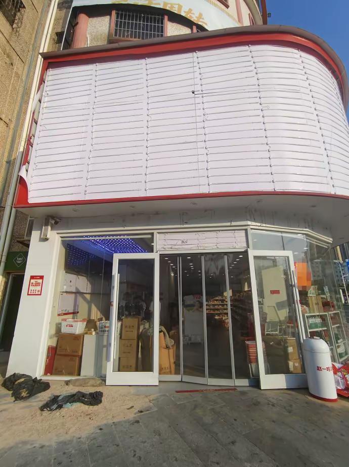 真没想到，红旗广场网红零食赵某鸣要闭店了！要知道，以前这里的生意真的很好啊！ 说