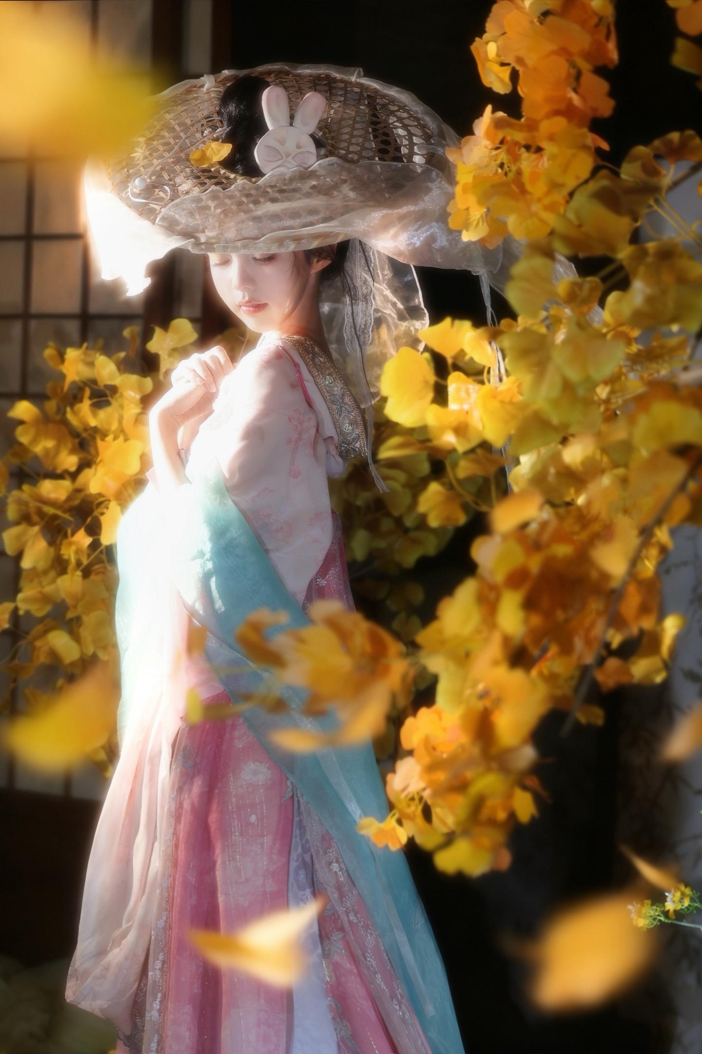 马上就到最喜欢的秋天了。莫名觉得燕云这段台词跟这三张图很搭哈哈