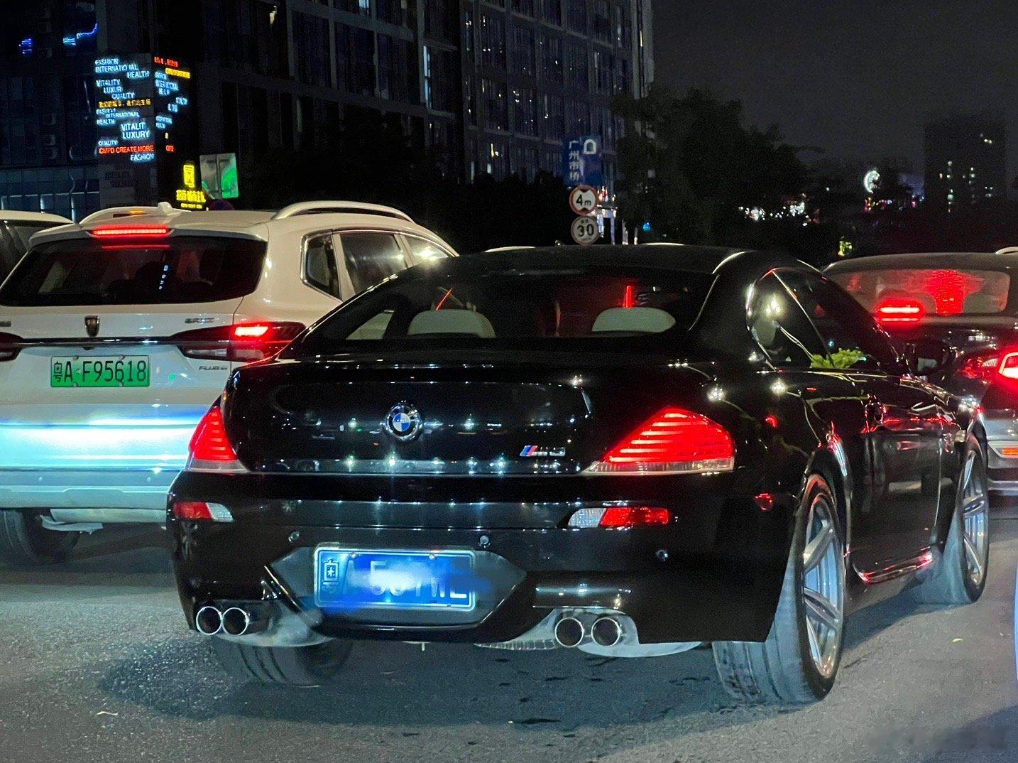 跟这大哥一块儿堵车，尾喉真的要把我耳朵吵炸了。习惯了电动车，堵车时对发动机噪音的