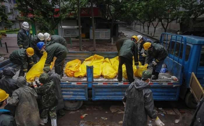 老照片欣赏：  这是一张2008年汶川大地震现场的真实照片，看了无不让人痛彻心扉